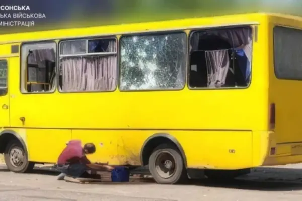 Атака дрона по маршрутці в Херсоні: п’ятеро поранених, серед них 15-річний хлопець