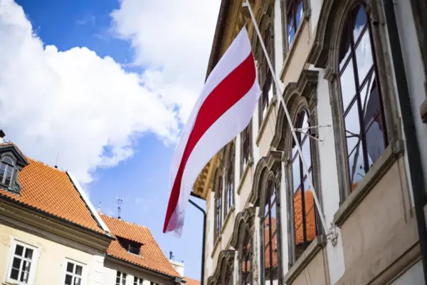 Сенат Чехії підняв історичний прапор Білорусі на річницю протестів 2020 року