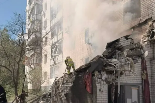 У Чернігові 24 серпня дрон поцілив у багатоповерхівку: рятувальники локалізували пожежу