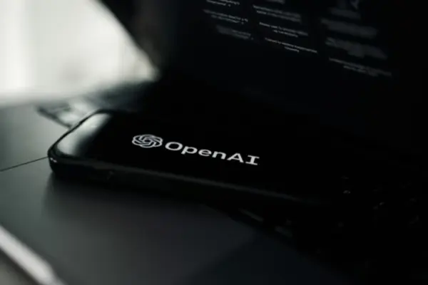 OpenAI призупинила навчання ШІ-моделей: офіційне рішення та його причини