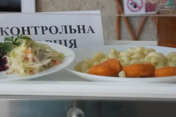 Після перевірки шкільного харчування 104 заклади отримали приписи щодо санітарії
